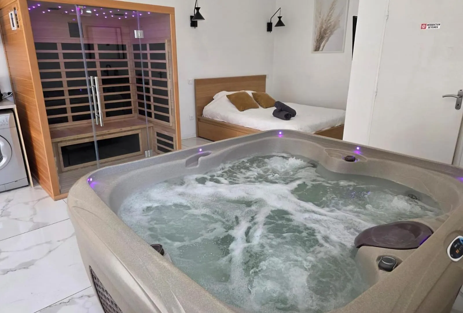 Love Room Jacuzzi Sauna Privatif Marseille 0*,  France